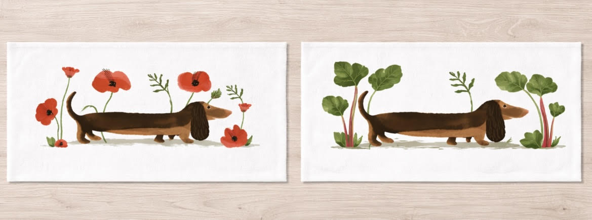 To strandhåndklær brettet sammen med broderte motiver av Ytre-R-logo og hunden Poppy